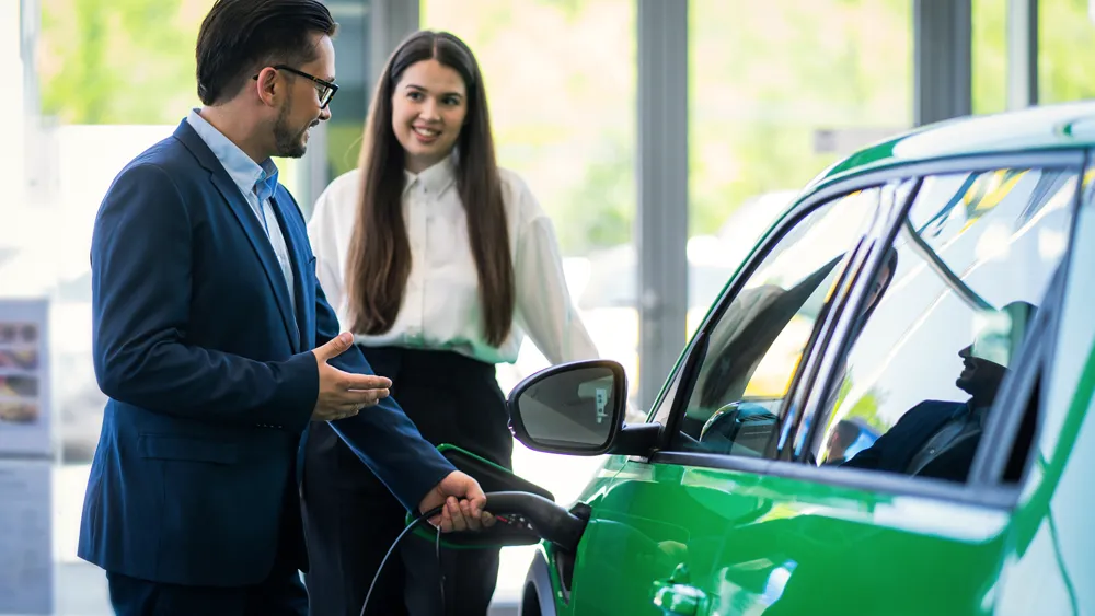 Beratung im Autohaus an einem Elektroauto
