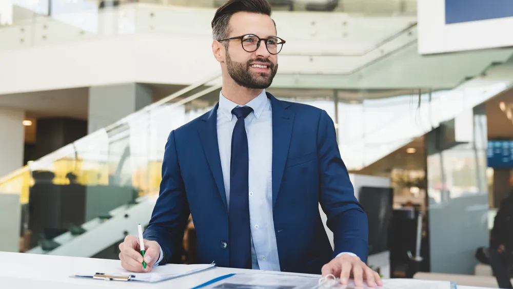 Erfolgreicher Business-Mann am Schreibtisch